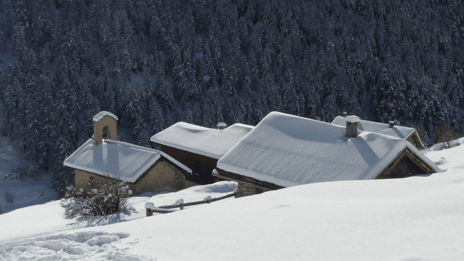 Verschneiter Weiler und Kapelle - Queyras - Alpen - Frankreich