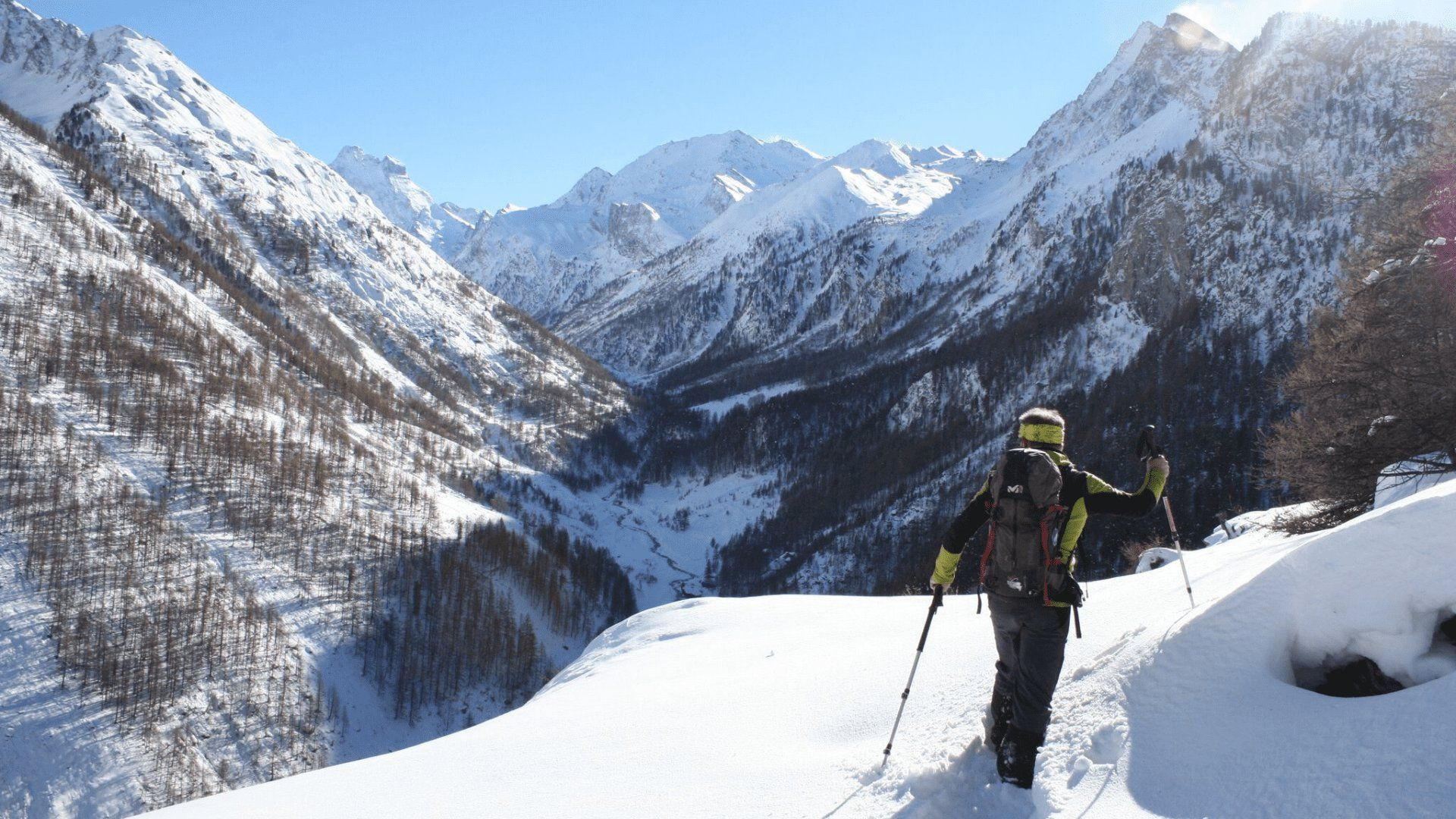 Schneeschuhwanderung oberhalb eines verschneiten Tals - Queyras - Alpen - Frankreich