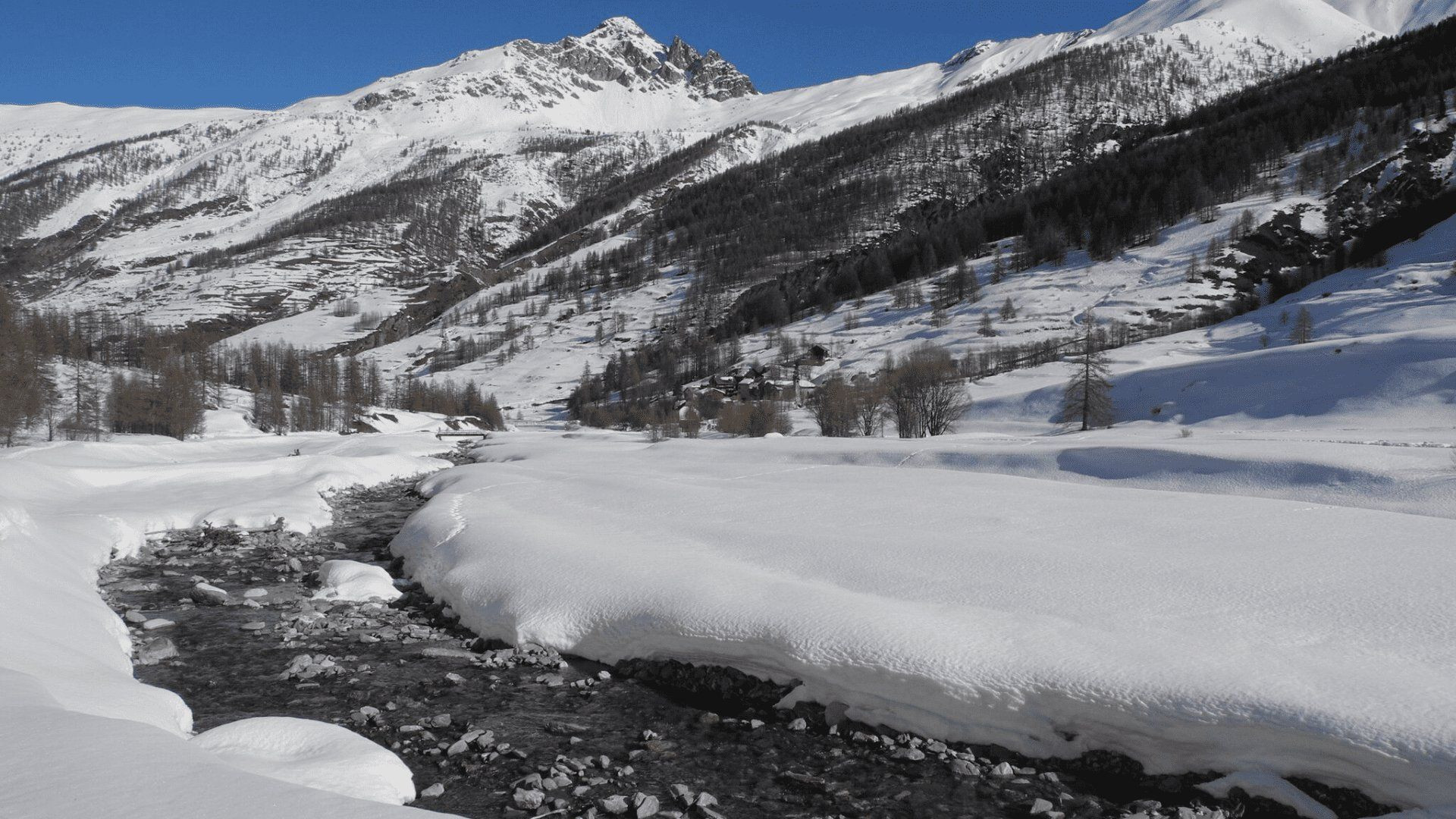 Verschneites Tal und Gipfel des Queyras im Winter - Alpen - Frankreich