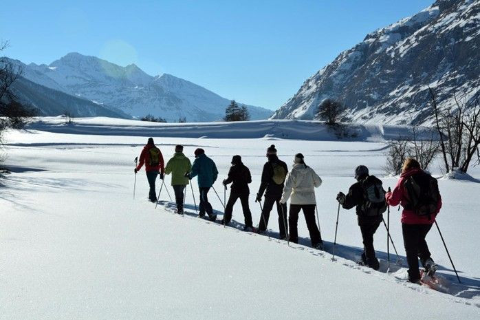 Schneeschuhwanderung über ein gefrorenes Plateau - Bessans - Französische Alpen - Frankreich