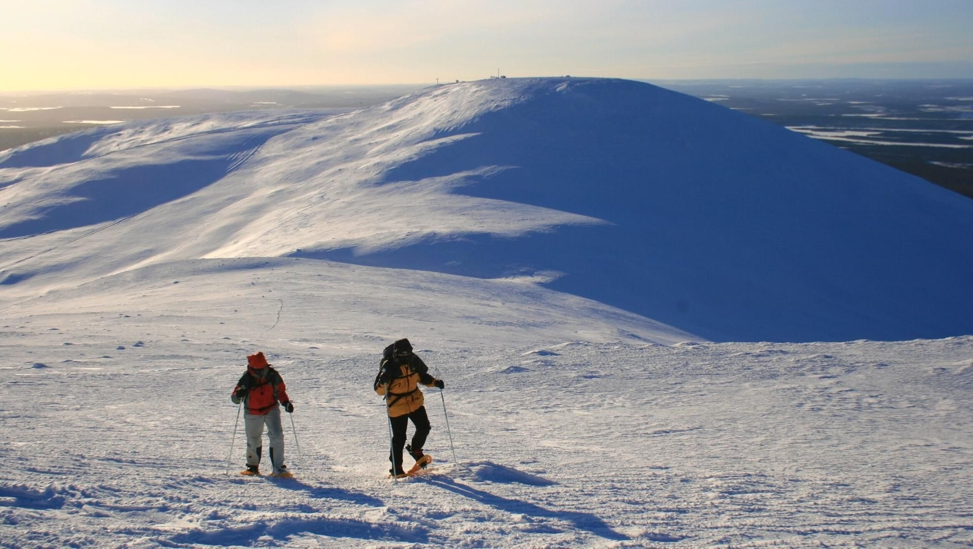 © Raymond Chabanier Schneeschuhwanderung auf einem verschneiten Fjell - Lappland - Finnland