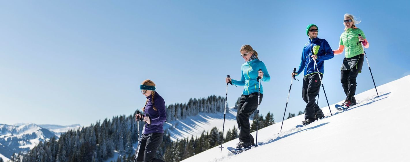 Schneeschuhwanderung bergauf - Bayern - Deutschland