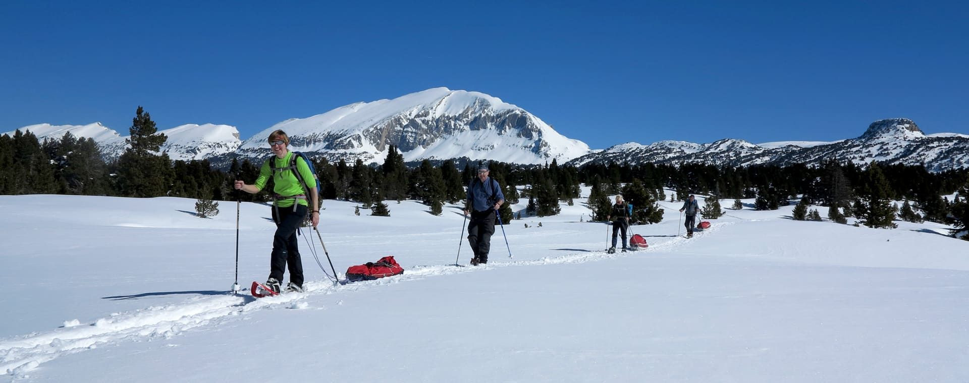 Schneeschuhwanderer und Pulkas vor dem Grand Veymont - Hochebenen des Vercors - Frankreich
