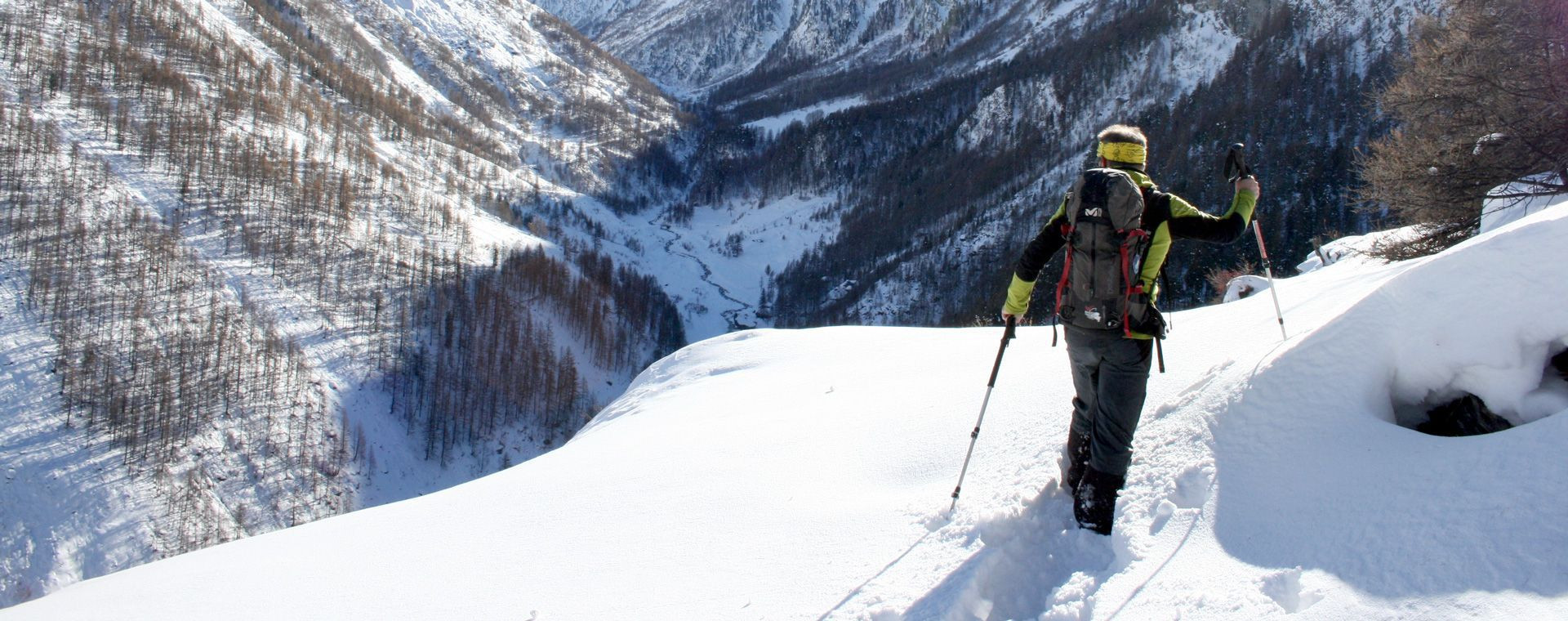 Schneeschuhwanderer über einem verschneiten Tal - Queyras - Alpen - Frankreich