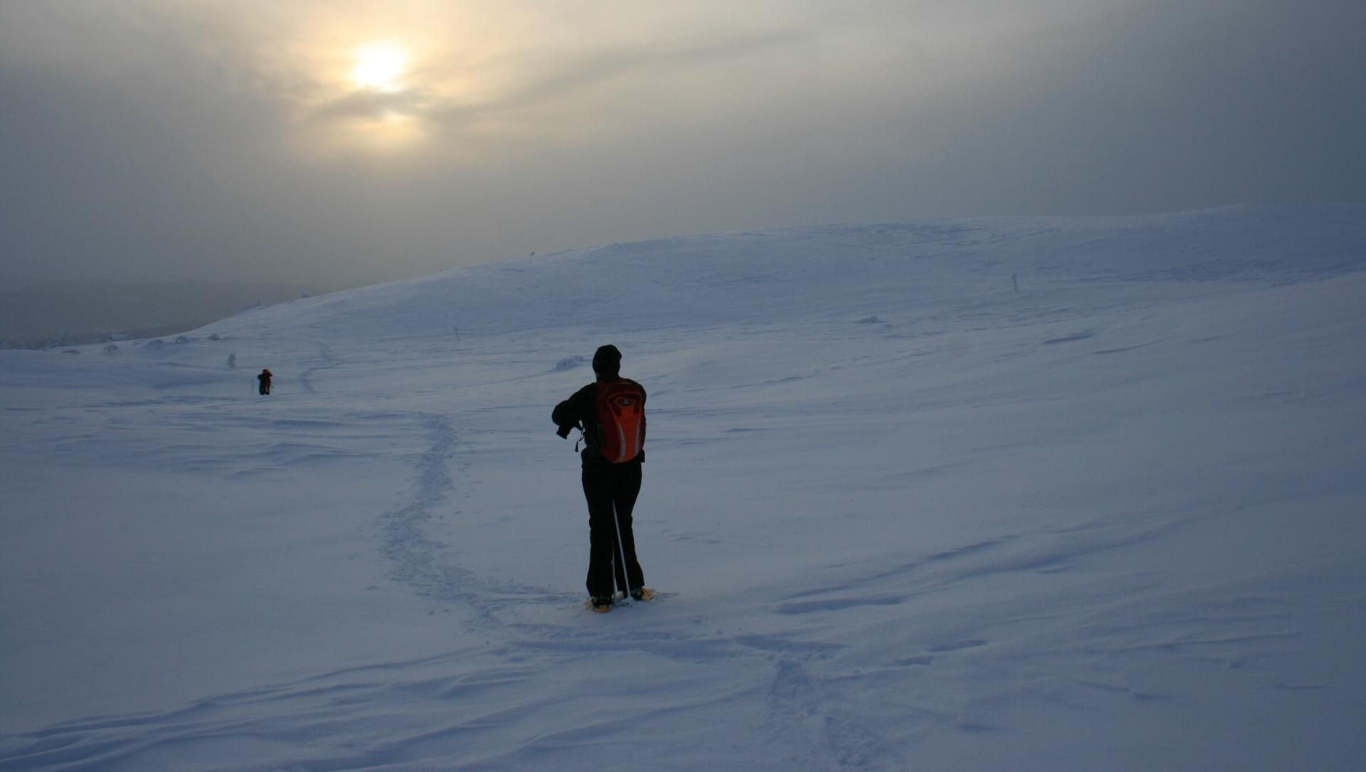 © Raymond Chabanier Schneeschuhwanderer auf einem nebligen Fjell - Lappland - Finnland