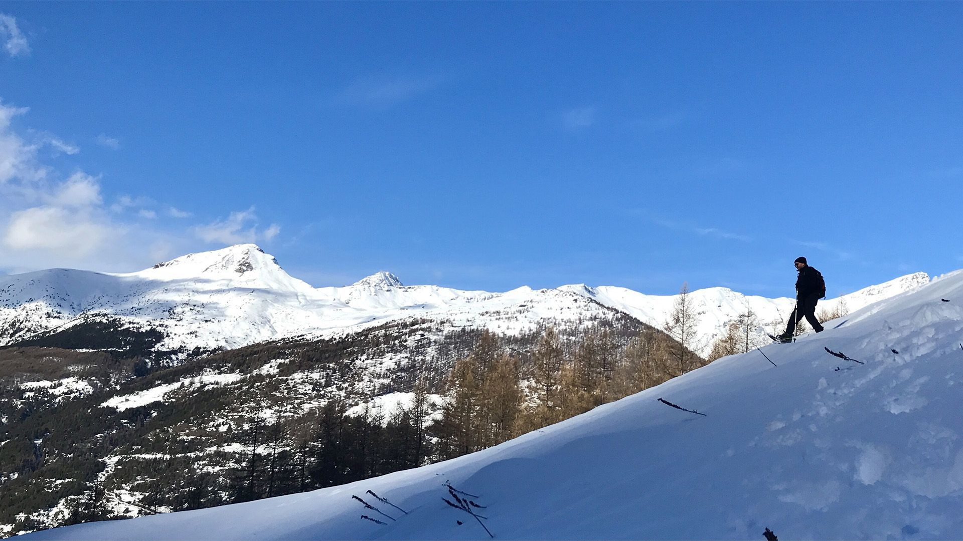 Schneeschuhwanderer auf einer winterlichen Alm - Queyras - Frankreich