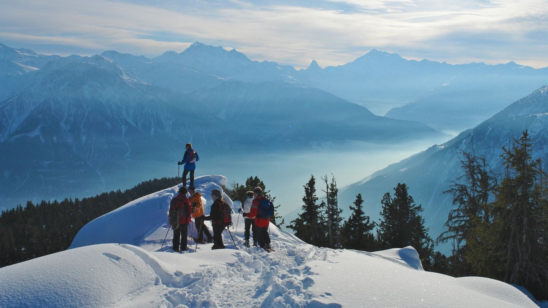 © Salina Maris Schneeschuhwanderer oberhalb des Tals - Aletsch - Wallis - Schweiz
