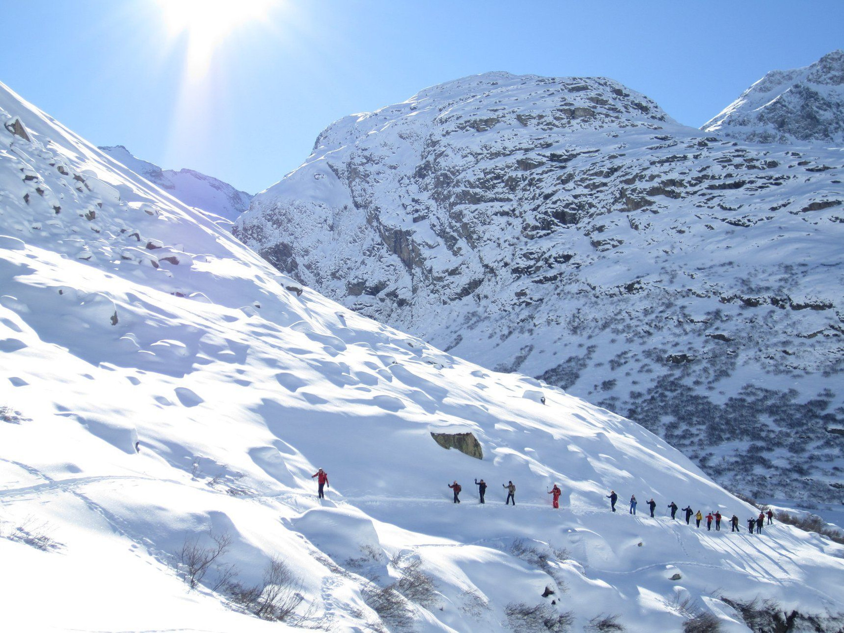 Schneeschuhgruppe durchquert das verschneite Tal - Bessans - Alpen - Frankreich