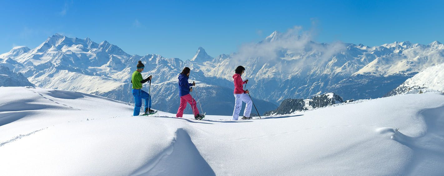 Schneeschuhwanderer mit Blick auf das Matterhorn - Wallis - Schweiz