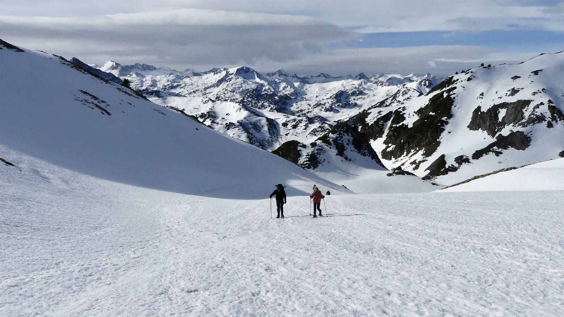 Schneeschuhwanderer mit Blick auf die Gipfel - Encantats - Pyrenäen