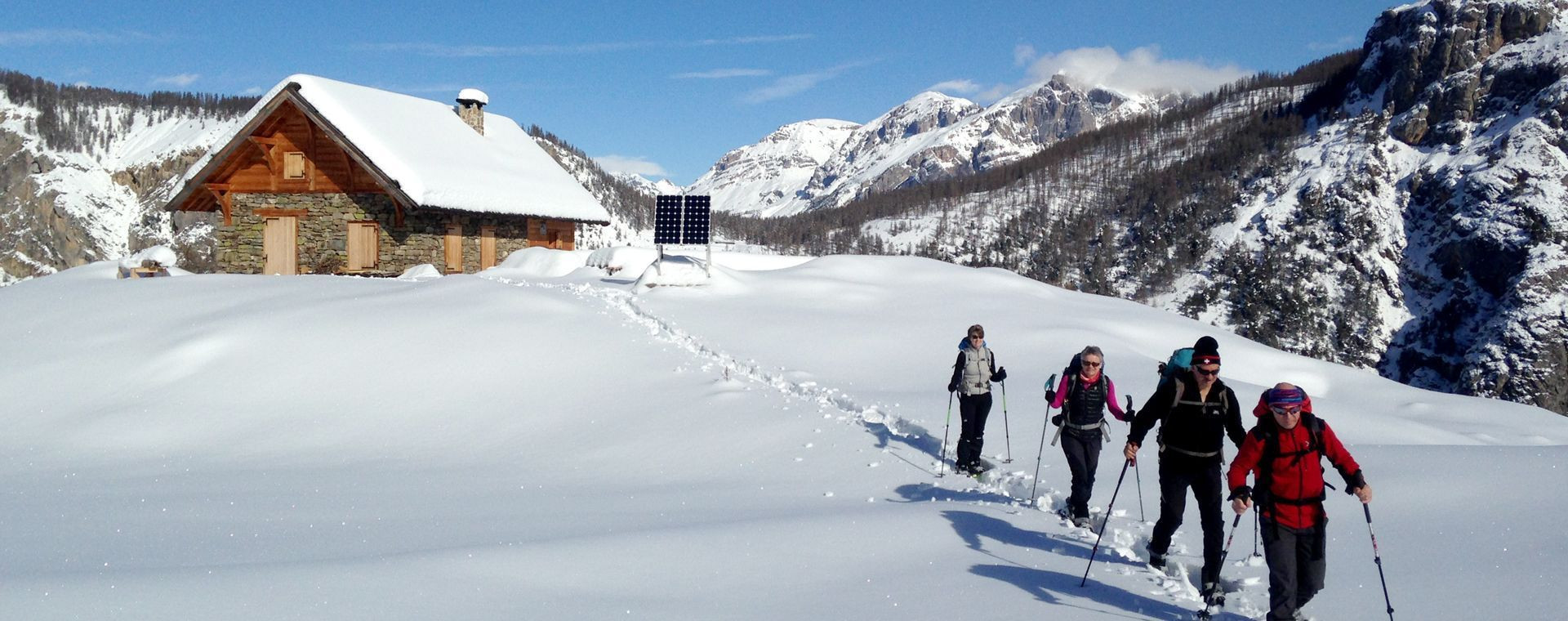 Schneeschuhwanderer bei einer Hütte - Écrins - Alpen - Frankreich