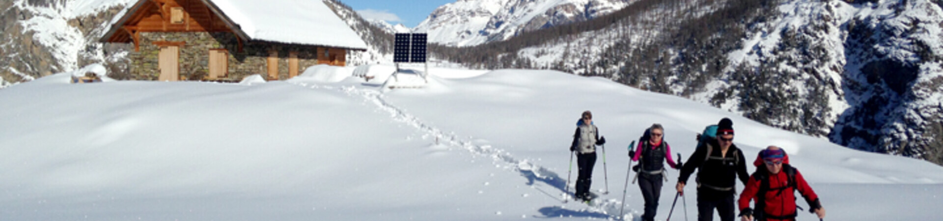 Schneeschuhwanderer nahe einer Almhütte - Écrins - Frankreich