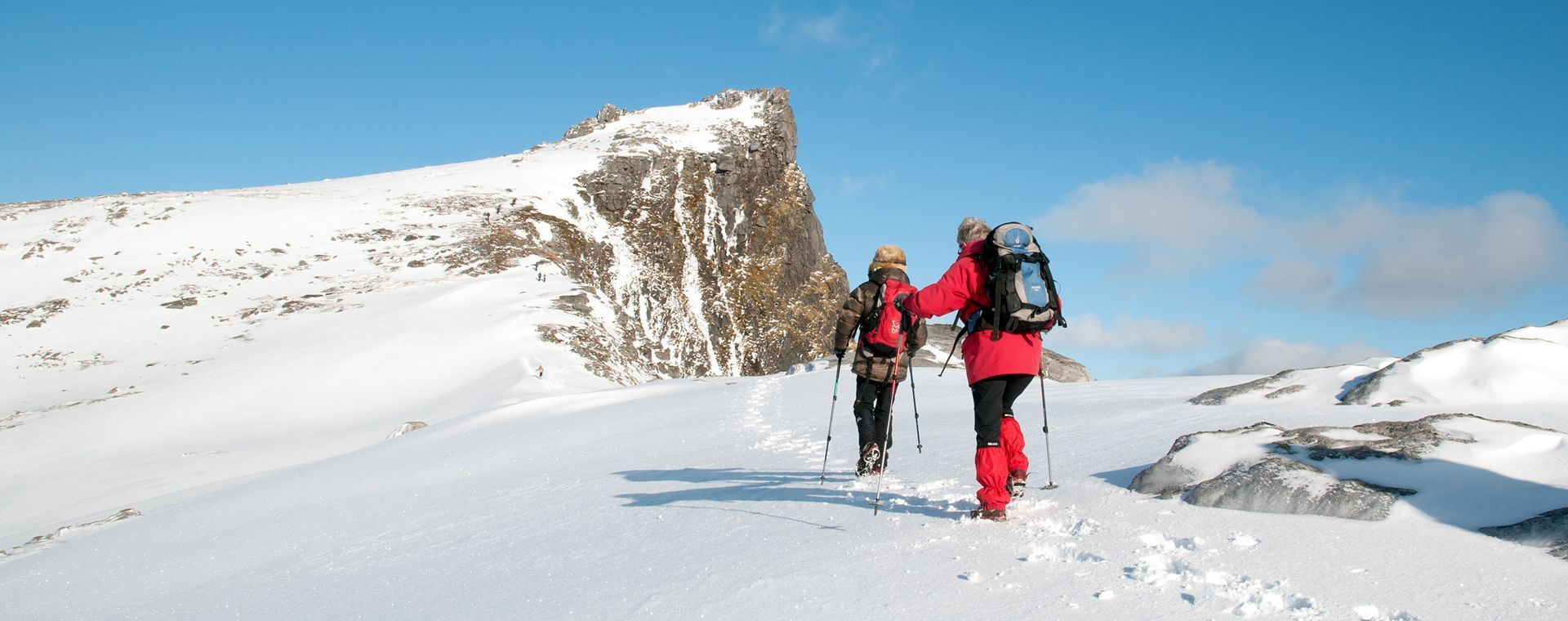 Schneeschuhwanderer auf einem verschneiten Grat - Lofoten - Norwegen