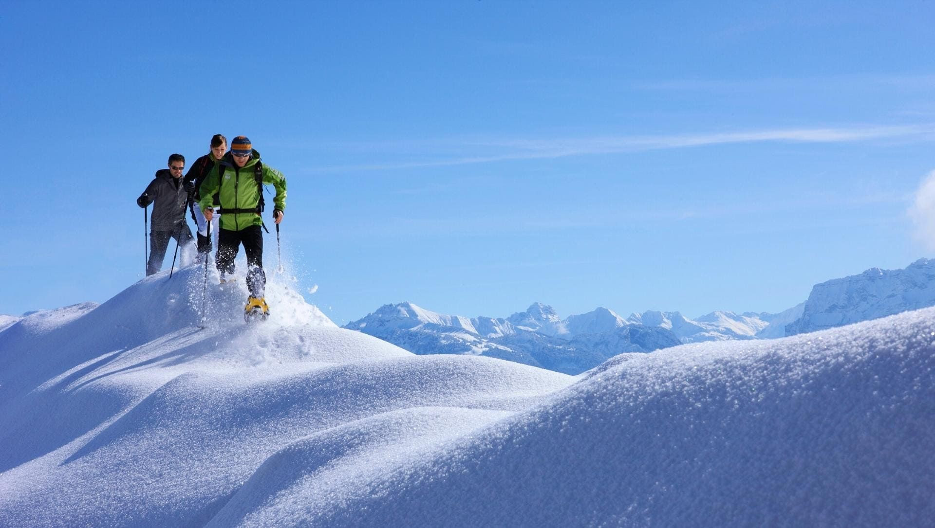 © Adolf Bereuter Schneeschuhwanderer auf einem verschneiten Grat - Bregenzerwald - Österreich