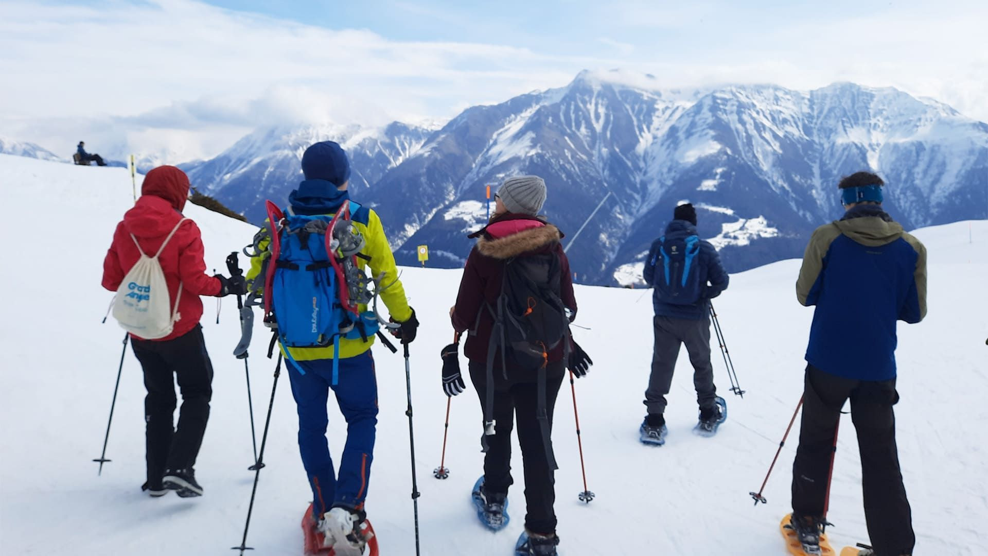 © Cécile Hénard Schneeschuhwanderer oberhalb von Breiten - Wallis - Schweiz