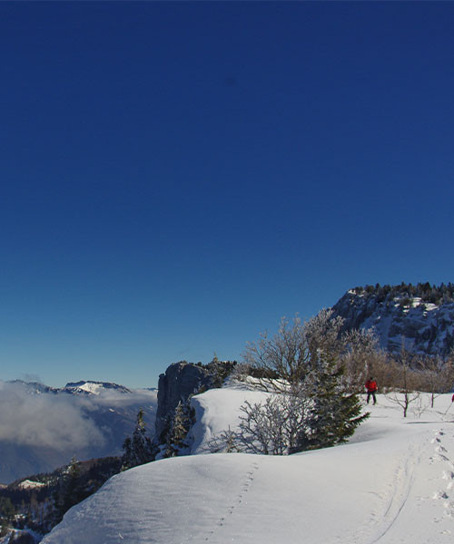 Am verschneiten Klippenrand oberhalb des Plateau de Gève - Vercors - Frankreich