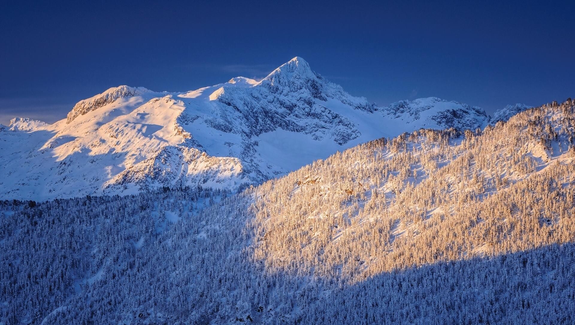 Verschneiter Gipfel im Val d’Aran - Pyrenäen - Spanien