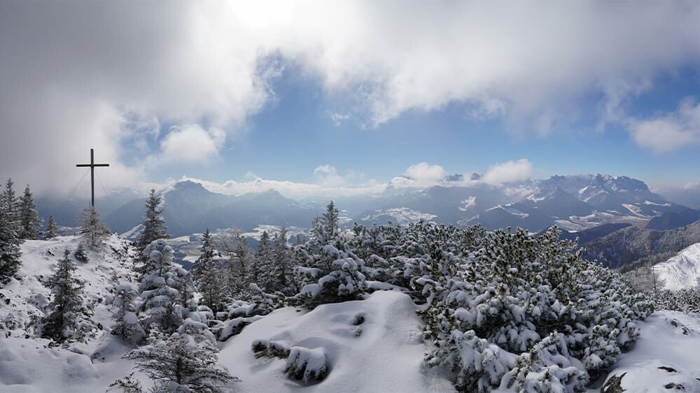 Verschneites Gipfelkreuz und Alpenpanorama - Alpen