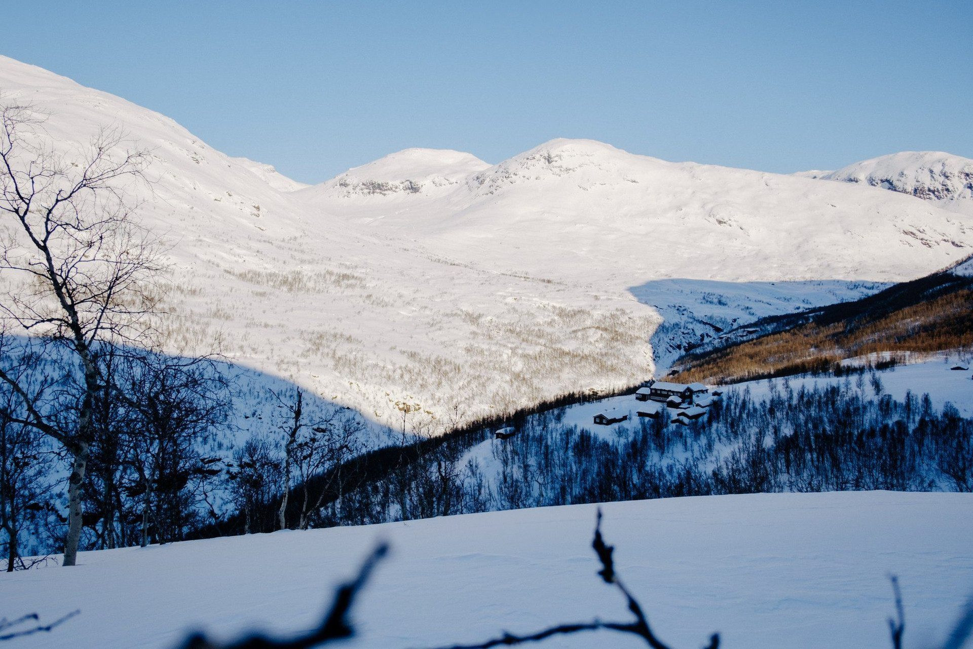 Verschneites Tal und Weiler im Winter - Jotunheimen - Norwegen