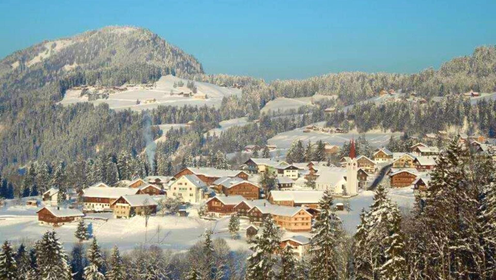 © Gasthof Hirschen Verschneites Dorf - Bregenzerwald - Österreich