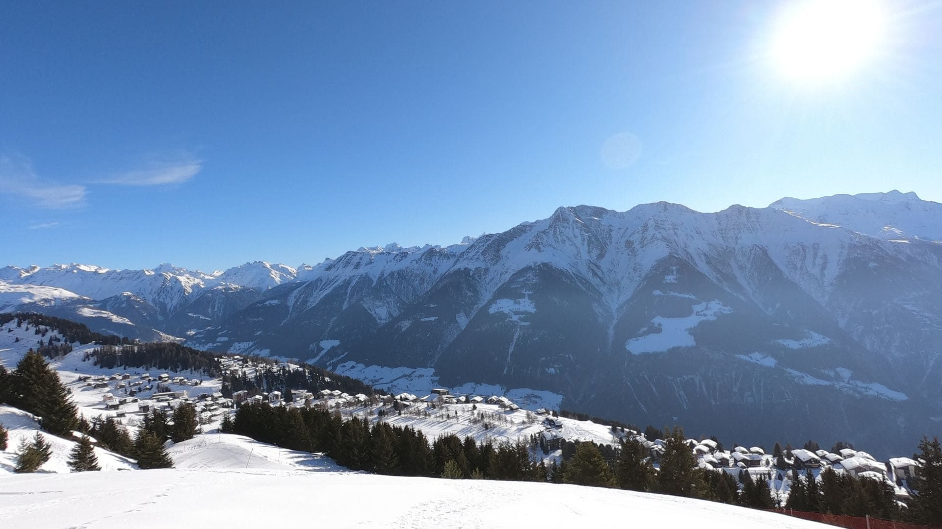 © Oriane Tempé Verschneites Dorf mit Blick auf die Alpen - Aletsch - Wallis - Schweiz