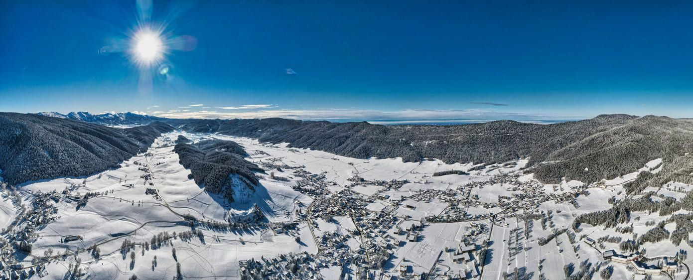 Luftaufnahme des verschneiten Autrans - Vercors - Alpen - Frankreich