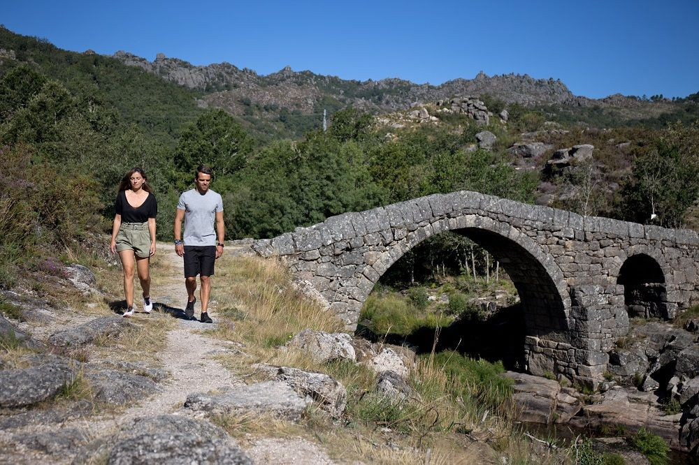 © Authentic Trails Wanderer nahe einer Steinbrücke - Nationalpark Peneda-Gerês - Portugal