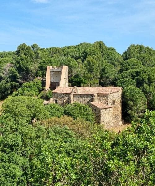 Steinerne Einsiedlerkapelle in der Macchia - Costa Brava - Spanien