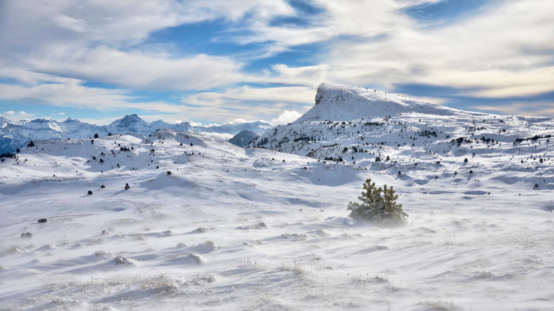 © Matthieu Offredi Verschneiter Gipfel der Montagnette im Vercors - Drôme - Frankreich