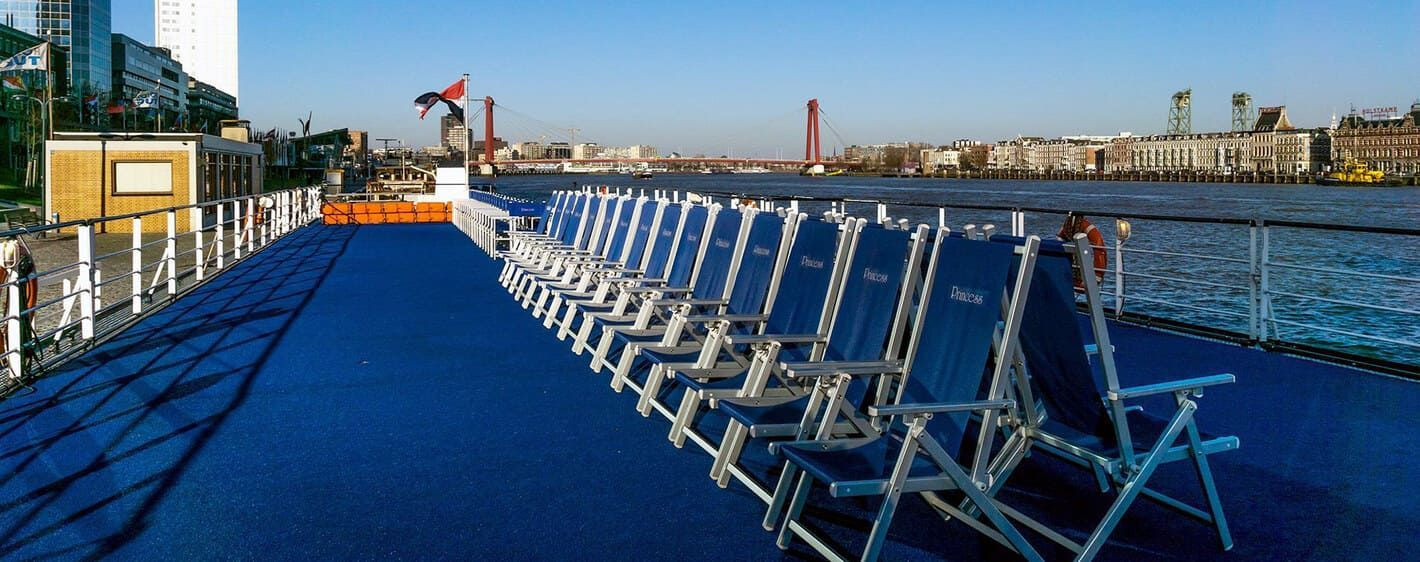 Sonnendeck und Liegestühle des Flussschiffs MS Princess