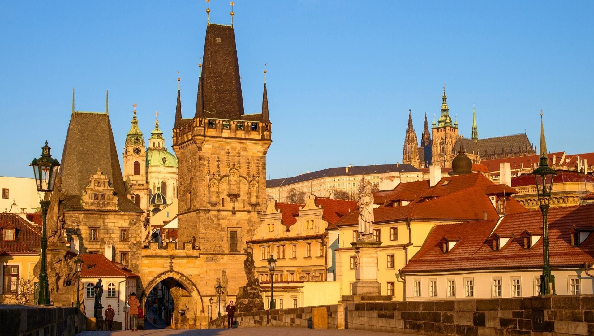 Sonnenaufgang an der Karlsbrücke in Prag - Tschechien