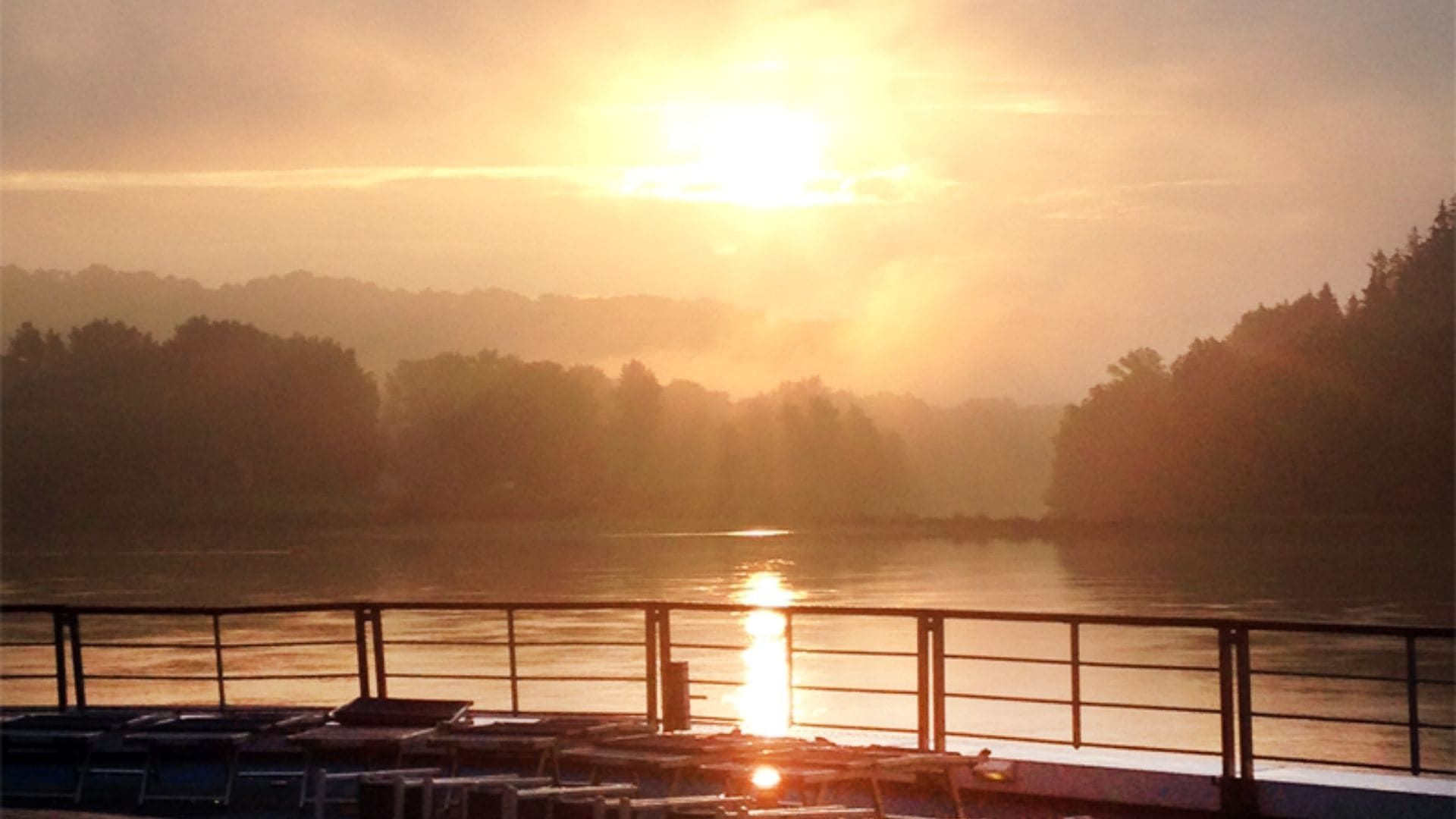 Sonnenuntergang über dem Fluss vom Deck der MS Primadonna aus - Deutschland