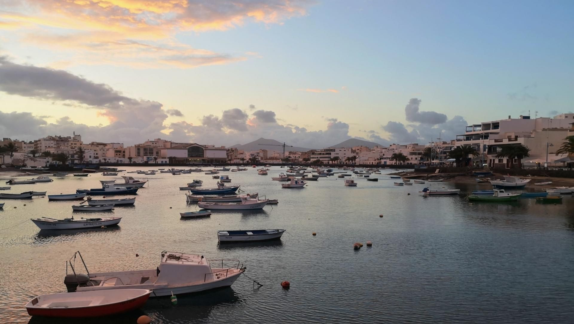 © Julie Marienval Sonnenuntergang über dem Hafen von Arrecife - Lanzarote - Spanien