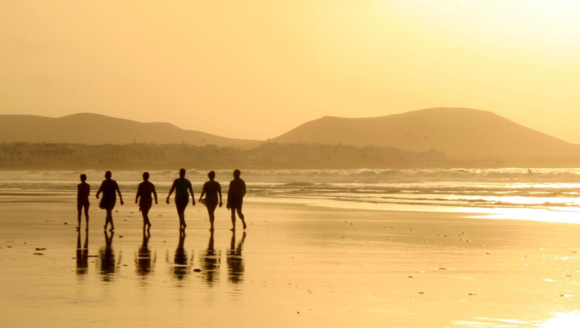 © Turismo De Canarias Sonnenuntergang-an-einem-Strand-von-Lanzarote-c-turismo-de-canarias-0.jpg
