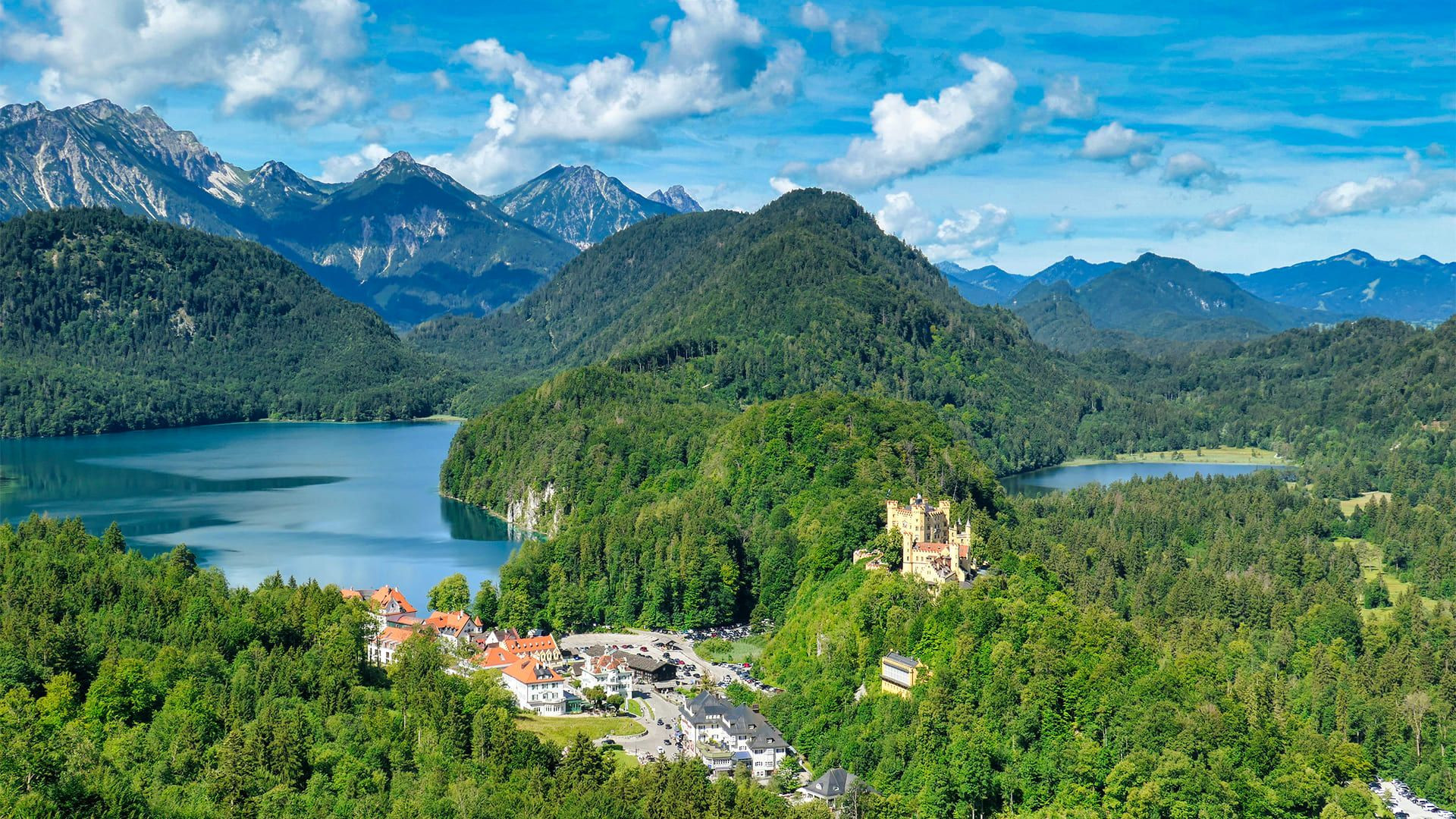 Schloss Hohenschwangau zwischen Alpsee und Schwansee, Bayern, Deutschland