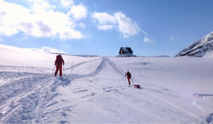 Nordische Skitourengruppe mit Pulka auf dem Weg zu einer Schutzhütte - Kungsleden - Lappland - Schweden
