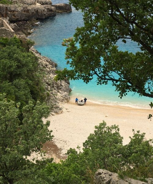 © François Ribard Badebucht an der Küste - Albanien