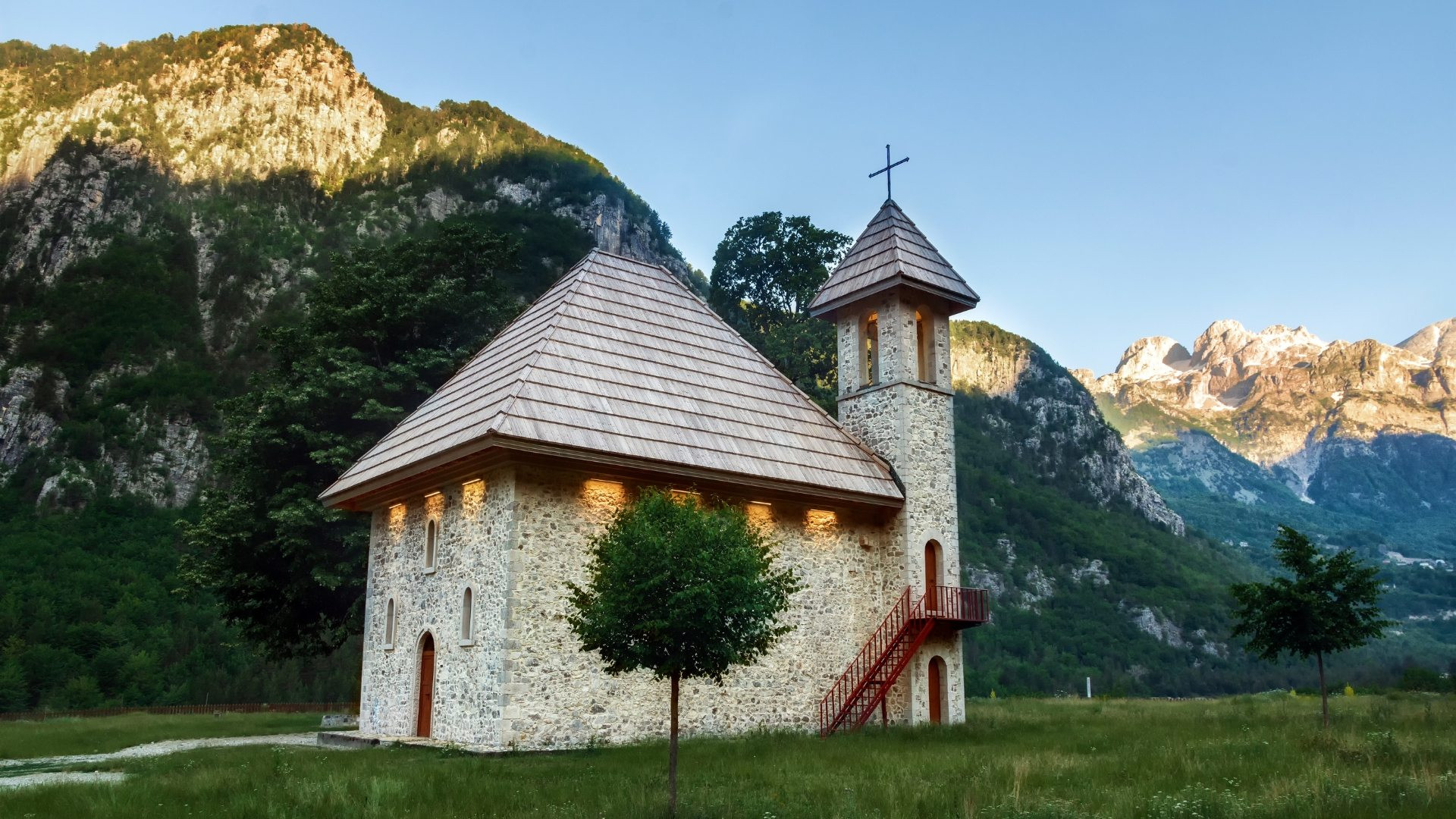 Kirche von Theth mit den Gipfeln der Albanischen Alpen - Theth - Albanische Alpen - Albanien