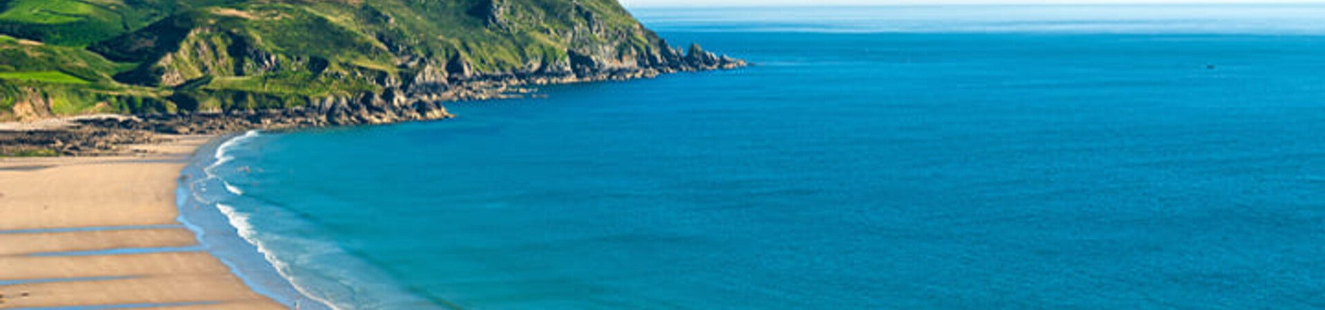 Strand und türkisfarbene Bucht im Cotentin - Normandie - Frankreich