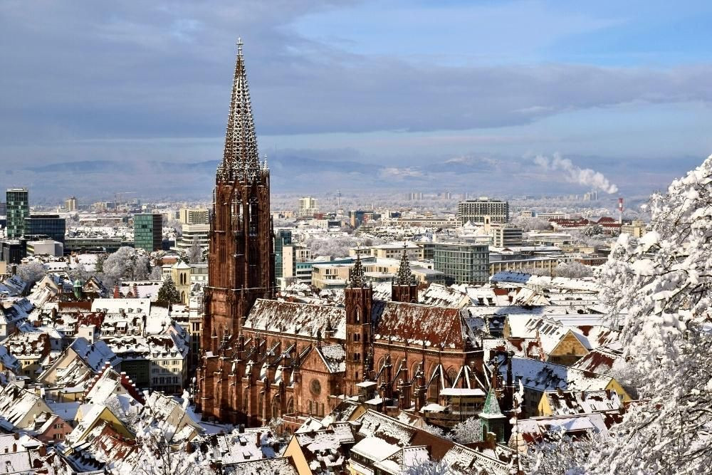 © Adobe Stock Freiburg im Breisgau im Schwarzwald mit dem Freiburger Münster © Adobe Stock