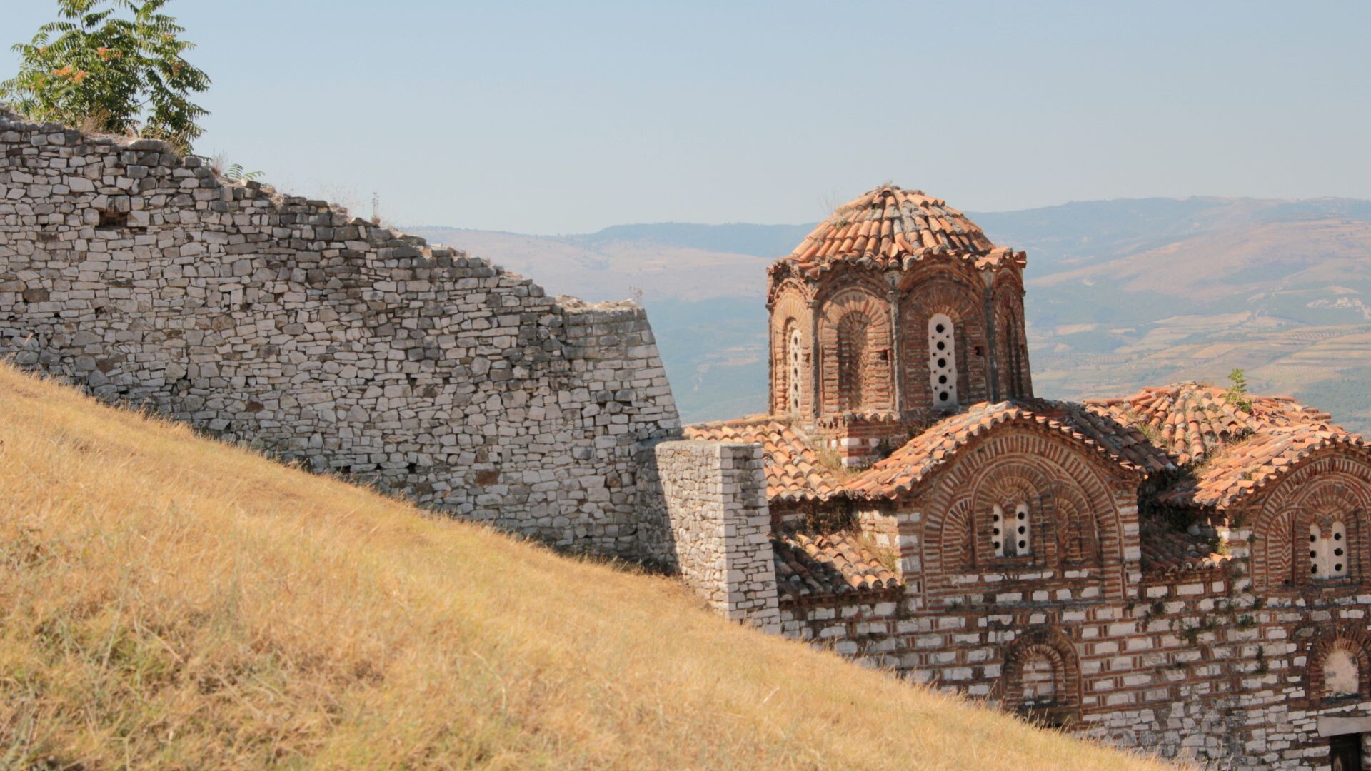 Byzantinische Kirche und Zitadellenmauer - Berat - Albanien