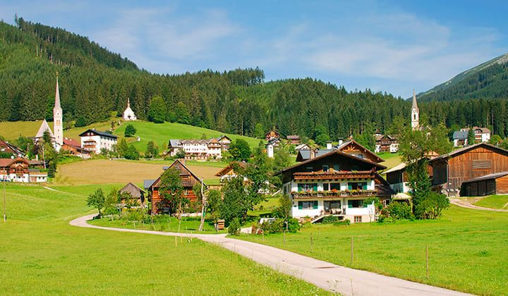 Traditionelles Alpendorf mit Chalets und Kirchtürmen - Gosau - Österreich