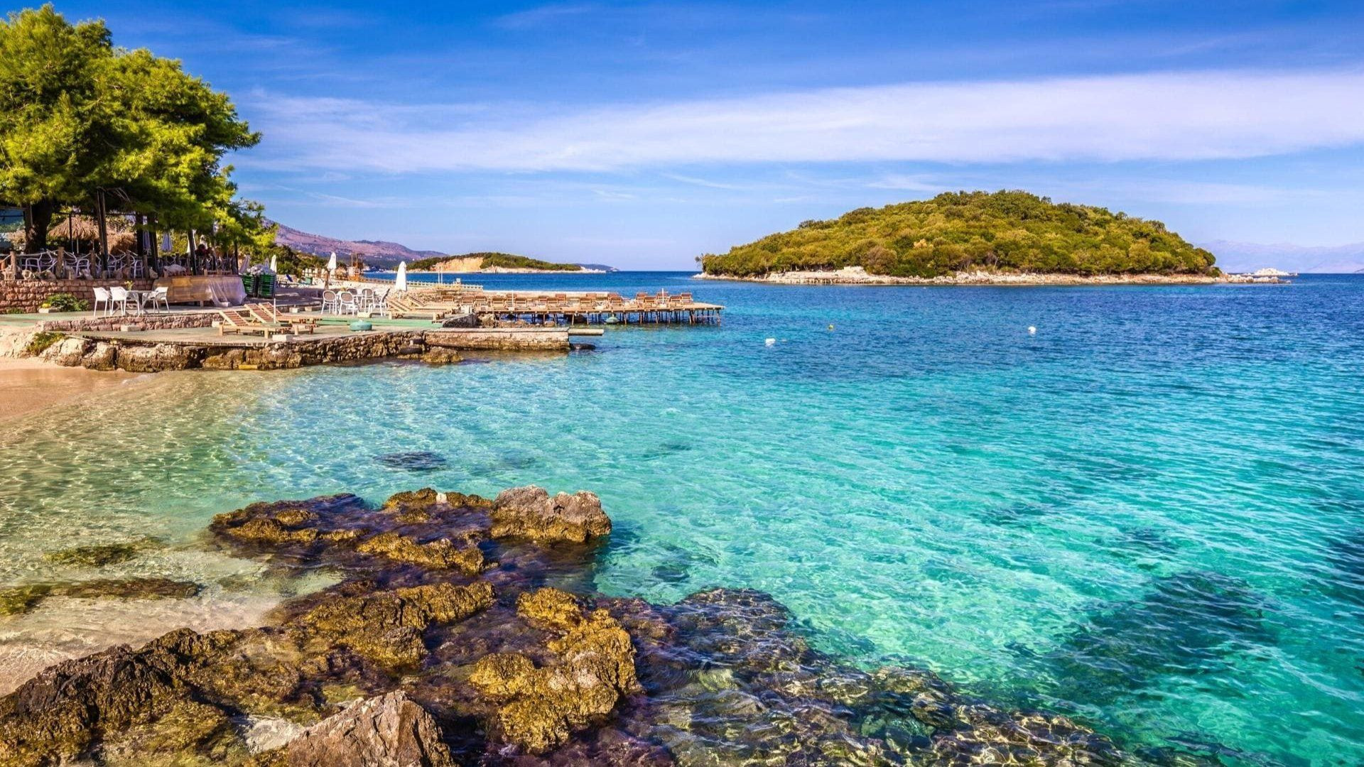 Türkisfarbene Bucht und bewaldete Insel bei Ksamil - Albanische Riviera - Albanien