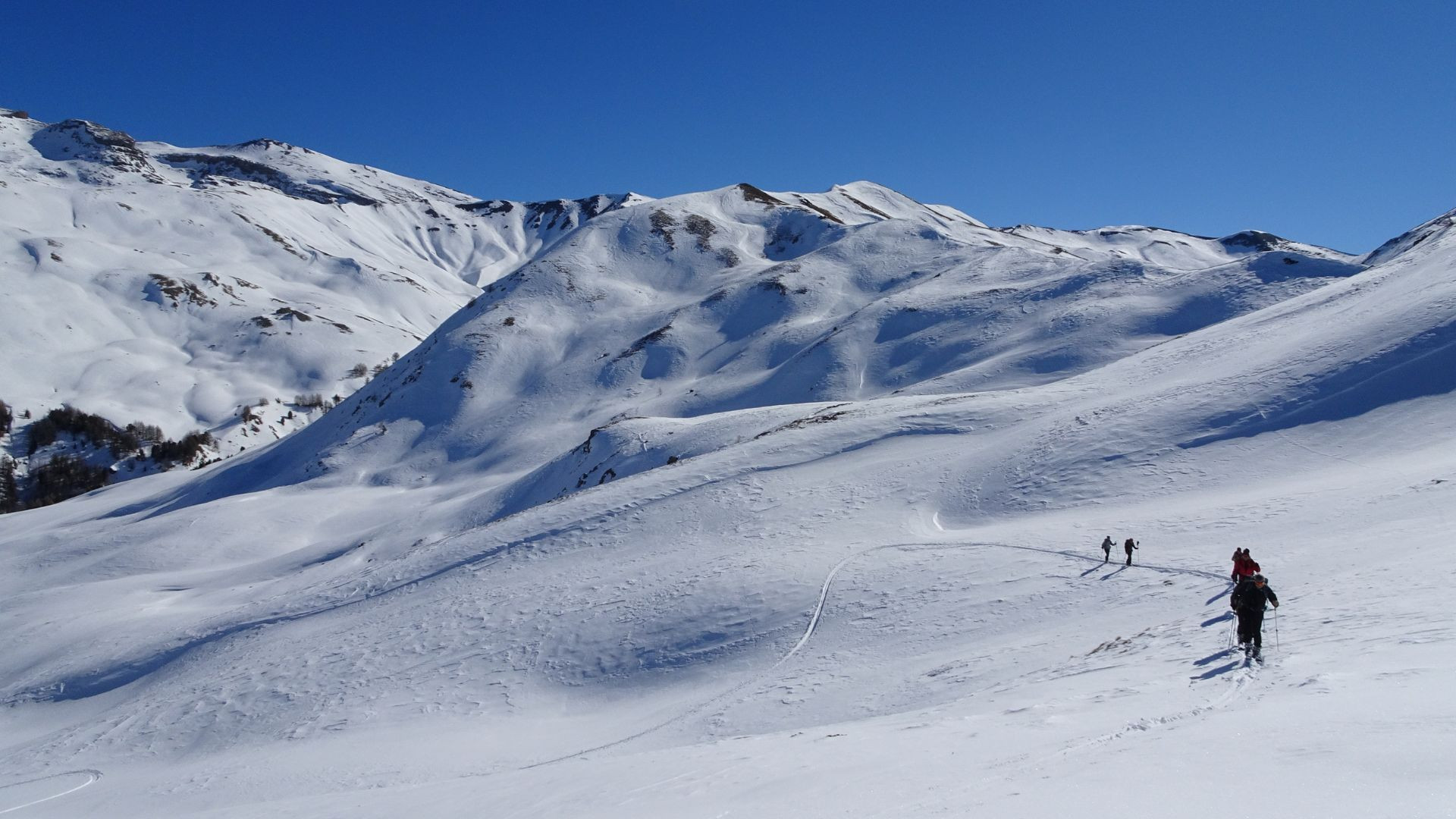 Skitourengeher auf verschneitem Hang - Ubaye-Tal - Alpen - Frankreich