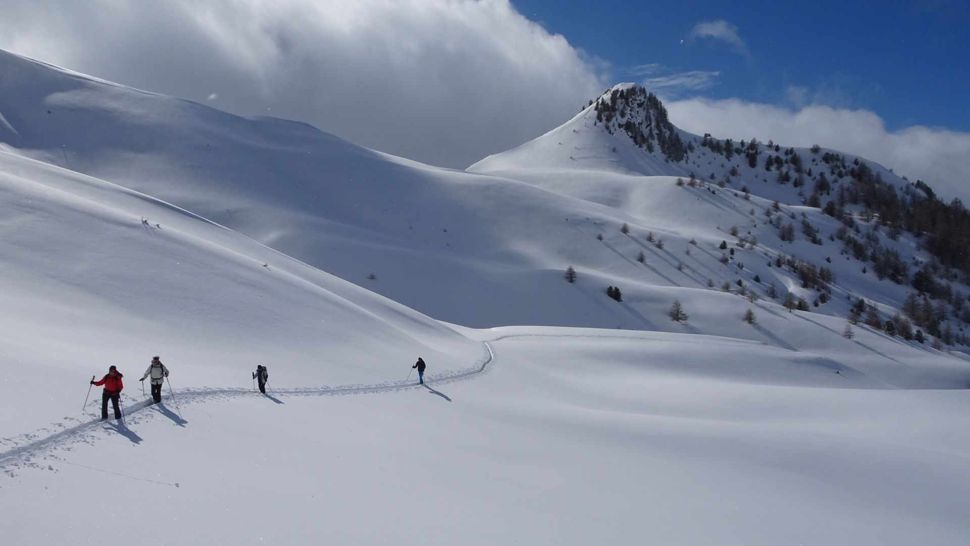 Skitourengeher auf einem verschneiten Plateau - Ubaye - Alpen - Frankreich