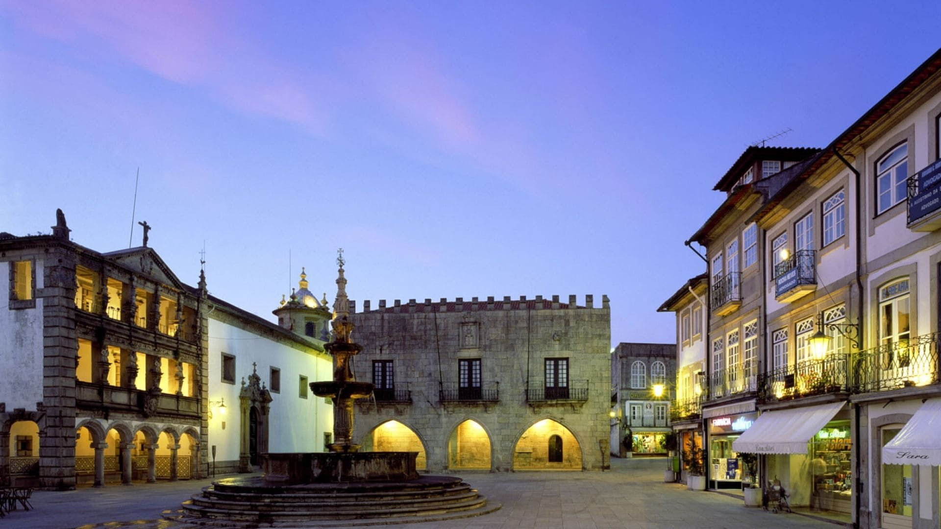 Historischer Platz in der Abenddämmerung - Viana do Castelo - Portugal