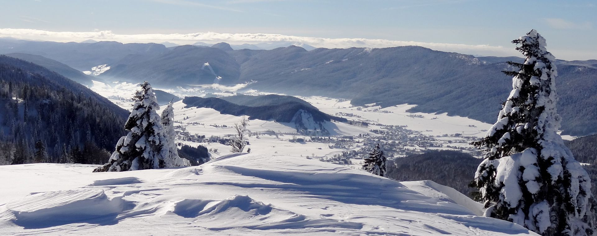 Verschneites Tal von Autrans-Méaudre von La Molière aus gesehen - Vercors - Frankreich