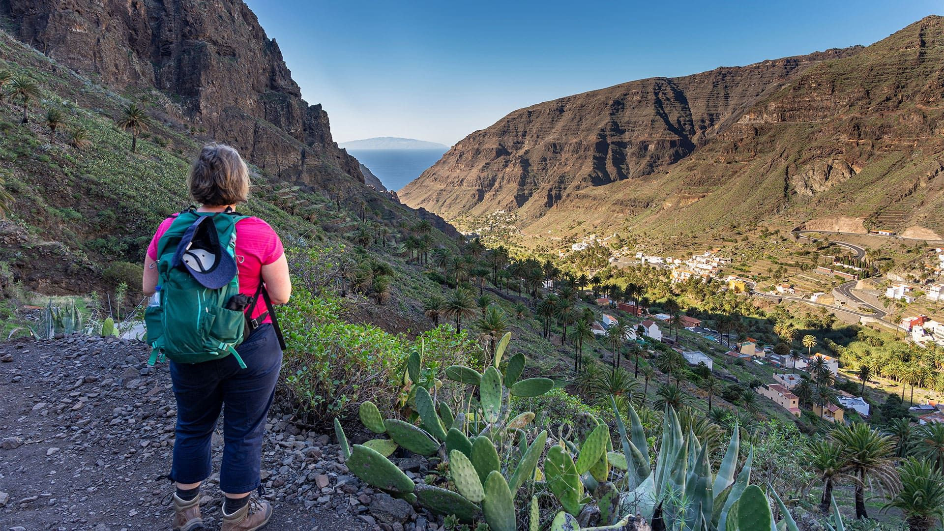 Wanderin mit Blick auf das Tal Valle Gran Rey - La Gomera - Kanarische Inseln - Spanien