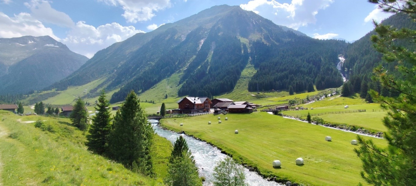 Wildbach und Almwiesen im Krimmler Achental