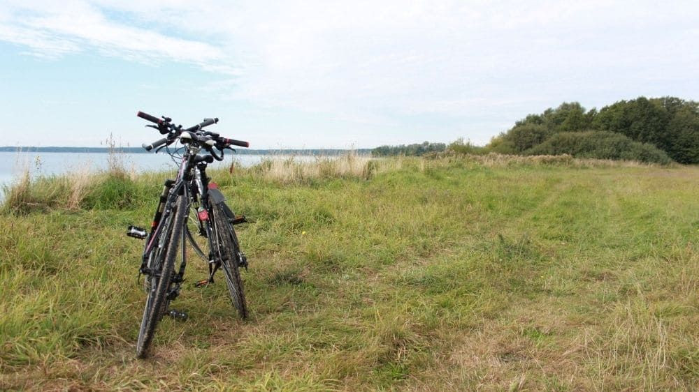 Fahrrad am Ufer des Müritzsees - Mecklenburg - Deutschland